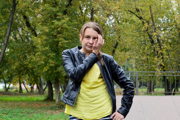 Vrouw Met Donker Haar Een Geel Shirt Een Zwart Leren — Stockfoto