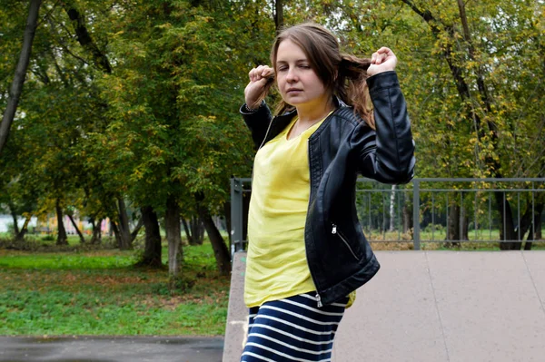 Femme Aux Cheveux Foncés Avec Une Chemise Jaune Une Veste — Photo