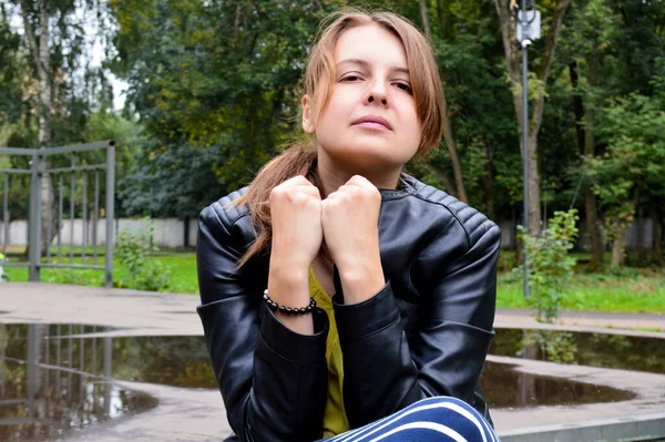 Frau Mit Dunklen Haaren Gelbem Hemd Und Schwarzer Lederjacke — Stockfoto