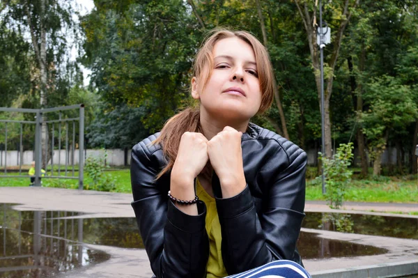 Frau Mit Dunklen Haaren Gelbem Hemd Und Schwarzer Lederjacke — Stockfoto