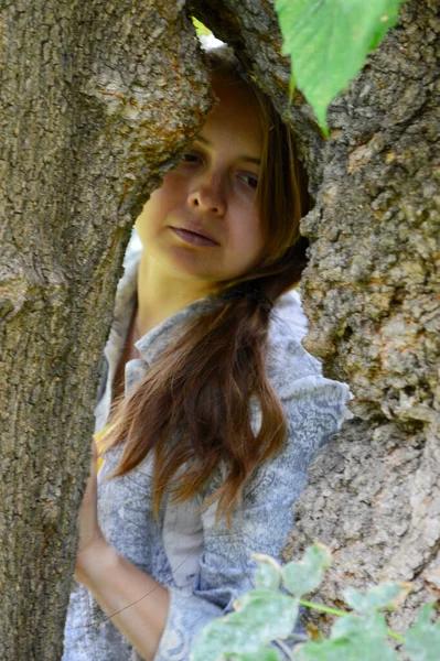 Una Donna Con Capelli Scuri Una Maglietta Gialla Guarda Attraverso — Foto Stock