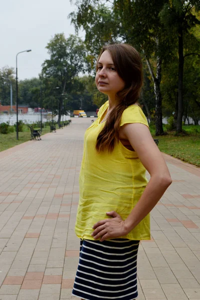 Mujer Con Pelo Oscuro Una Camiseta Amarilla —  Fotos de Stock