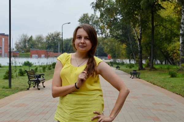 Frau Mit Dunklen Haaren Gelben Shirt — Stockfoto