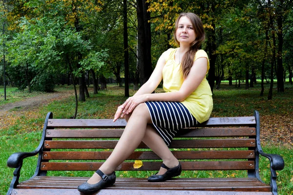 Woman Dark Hair Yellow Shirt Sits Wooden Bench — Stock Photo, Image