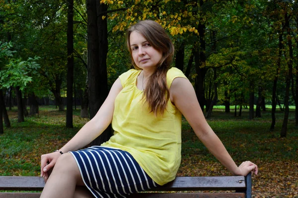 Vrouw Met Donker Haar Een Geel Shirt Zit Een Houten — Stockfoto