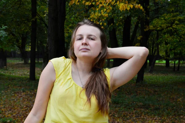 Frau Mit Dunklen Haaren Sitzt Gelbem Shirt Auf Holzbank — Stockfoto