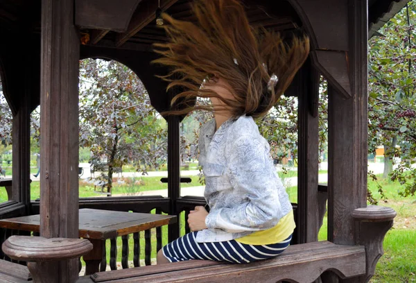 Frau Mit Dunklen Haaren Gelbem Shirt Holzlaube — Stockfoto