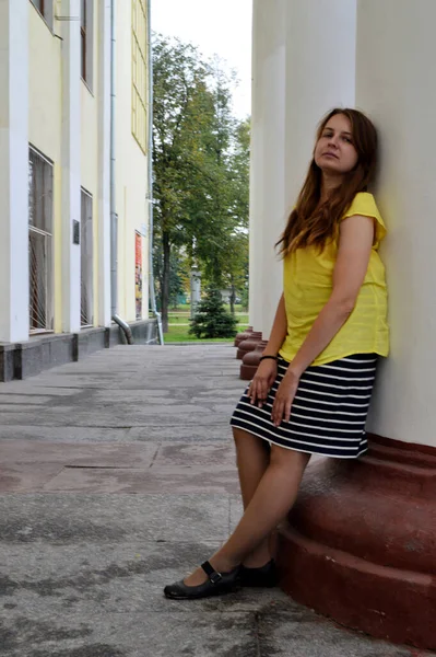 Femme Aux Cheveux Foncés Dans Shirt Jaune — Photo