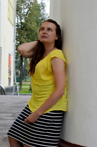 Frau Mit Dunklen Haaren Gelben Shirt — Stockfoto
