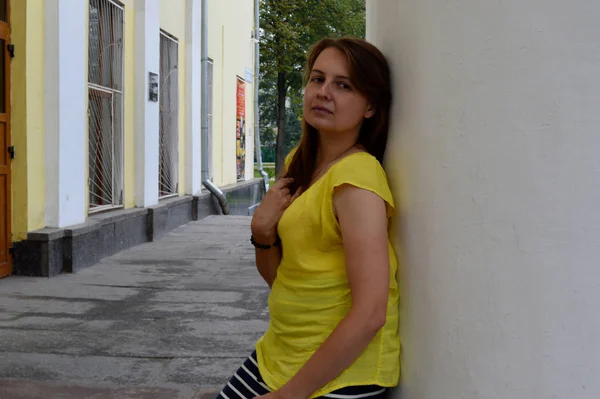 Mulher Com Cabelo Escuro Uma Camiseta Amarela — Fotografia de Stock