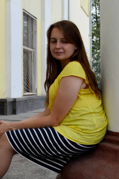 Mulher Com Cabelo Escuro Uma Camiseta Amarela — Fotografia de Stock