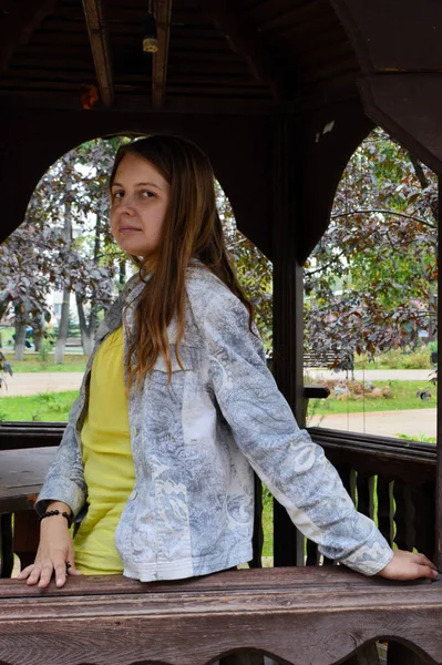 Frau Mit Dunklen Haaren Gelbem Shirt Holzlaube — Stockfoto