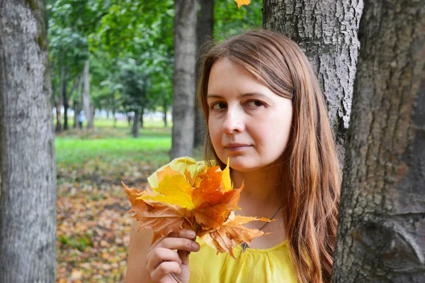 Mujer Con Pelo Oscuro Una Camiseta Amarilla Con Follaje Amarillo — Foto de Stock