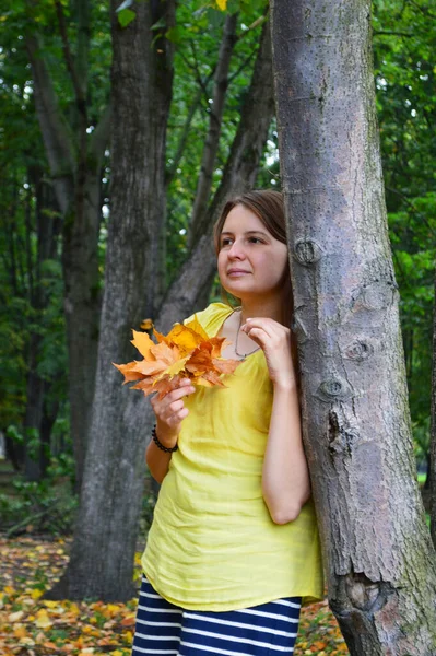 Femme Aux Cheveux Foncés Dans Shirt Jaune Feuillage Jaune — Photo