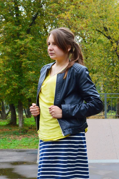 Vrouw Met Donker Haar Een Geel Shirt Een Zwart Leren — Stockfoto