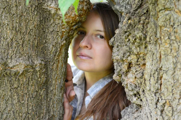 Una Donna Con Capelli Scuri Una Maglietta Gialla Guarda Attraverso — Foto Stock