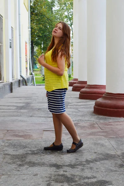 Femme Aux Cheveux Foncés Dans Shirt Jaune — Photo