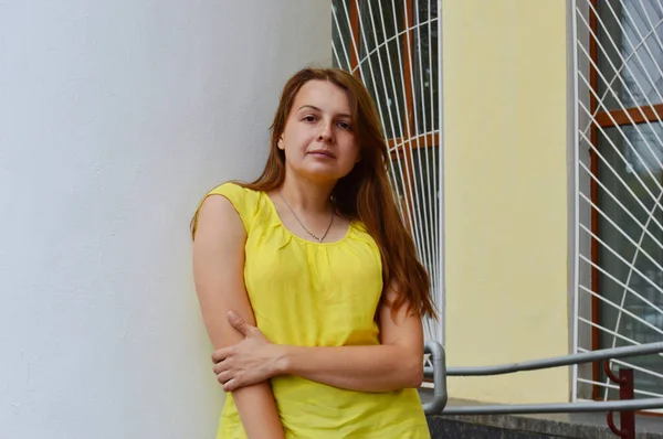 Frau Mit Dunklen Haaren Gelben Shirt — Stockfoto