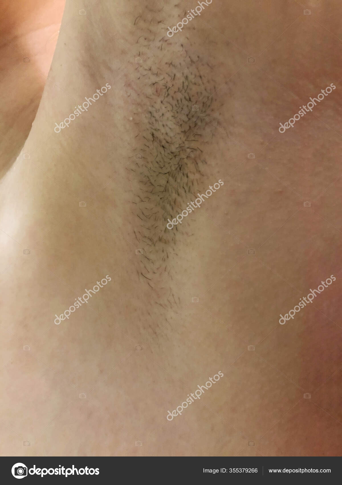 achselhaare Achselhaare. Behaarte weibliche Achseln. Körper positiv. – Stockfoto ©  alina_owl #355379266