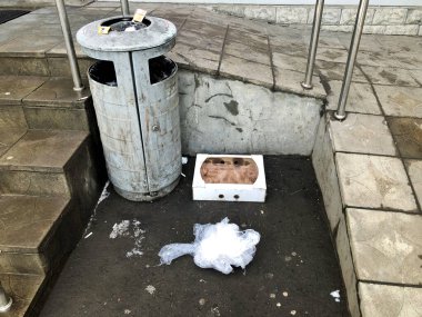 Çöp bidonunu çöp konteynırının yanına bırak.