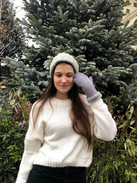 Chica Joven Con Pelo Oscuro Suéter Blanco Sombrero Gris Manoplas —  Fotos de Stock