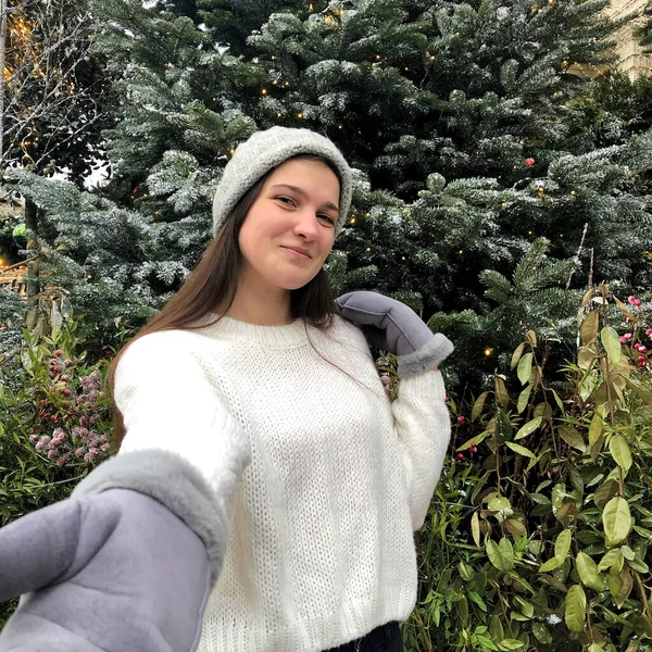 Chica Joven Con Pelo Oscuro Suéter Blanco Sombrero Gris Manoplas —  Fotos de Stock
