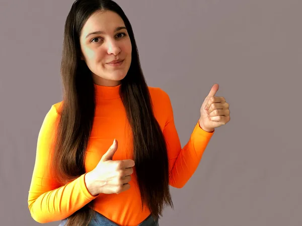 Joven Chica Hermosa Con Pelo Oscuro Suéter Naranja Brillante Sobre —  Fotos de Stock