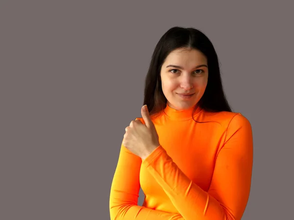 오렌지색 스웨터를 배경에 머리의 아름다운 — 스톡 사진