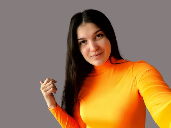 Joven Chica Hermosa Con Pelo Oscuro Suéter Naranja Brillante Sobre — Foto de Stock