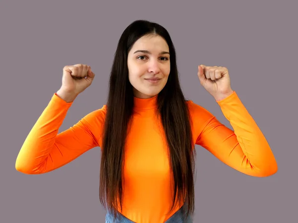 Giovane Bella Ragazza Con Capelli Scuri Maglione Arancione Brillante Uno — Foto Stock