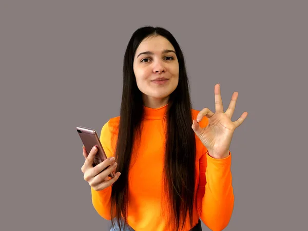 Giovane Bella Ragazza Con Capelli Scuri Maglione Arancione Brillante Uno — Foto Stock