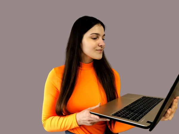 Young Beautiful Girl Dark Hair Bright Orange Sweater Gray Background — Stock Photo, Image