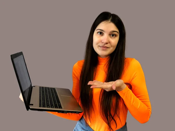 Giovane Bella Ragazza Con Capelli Scuri Maglione Arancione Brillante Uno — Foto Stock