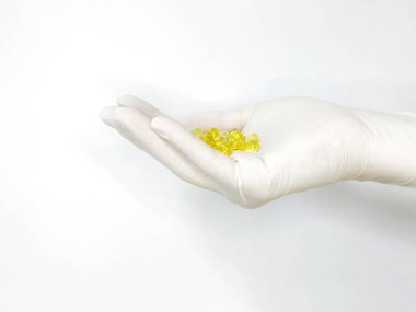 Beyaz arka planda haplı beyaz eldiven