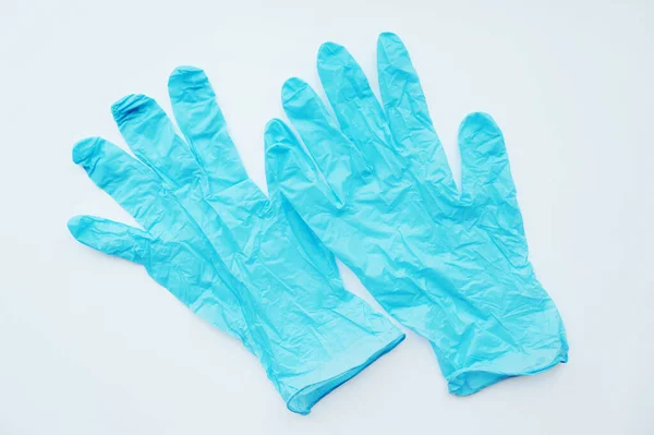 白い背景に隔離された青い医療用手袋 — ストック写真