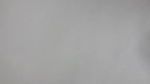 gant bleu avec des pilules sur fond blanc 