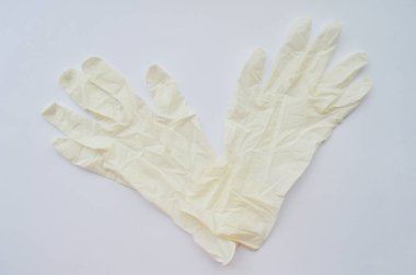 Beyaz arka planda beyaz tıbbi eldivenler.