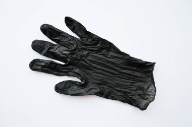 Siyah tıbbi eldivenler beyaz arkaplanda izole edilmiş.