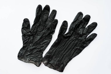 Siyah tıbbi eldivenler beyaz arkaplanda izole edilmiş.