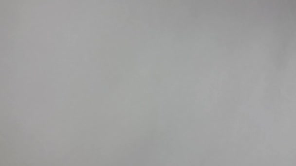 gant bleu avec des pilules sur fond blanc 