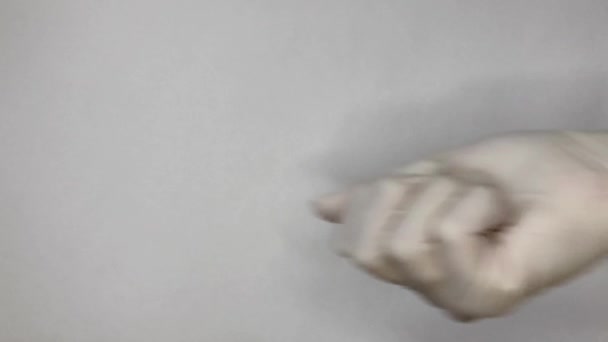 gant blanc avec des pilules sur fond blanc 