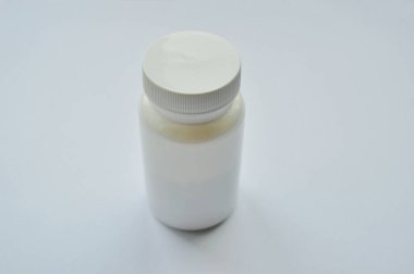 Boş kavanoz beyaz arkaplanda izole.