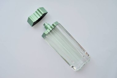 Beyaz arka planda izole edilmiş bir şişe parfüm.