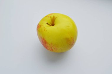 Beyaz arka planda sarı elma. İzole et