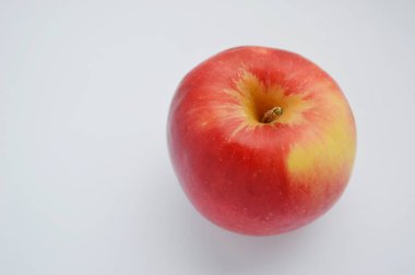 Beyaz arka planda kırmızı elma. İzole et