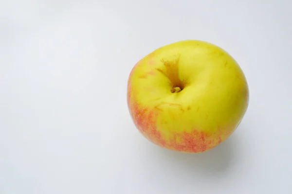 Жовте Яблуко Білому Тлі Ізольовані — стокове фото