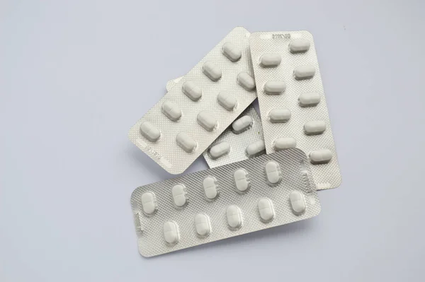 Pilules Médicales Blanches Plaquette Thermoformée Isolée Sur Fond Blanc — Photo
