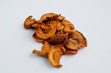 Beyaz arka planda izole edilmiş kuru meyvelerin bileşimi. Bir avuç dolusu kuru elma.