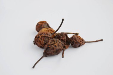 Kurumuş meyvelerin bileşimi beyaz arka planda izole edilmiş. Bir avuç kuru armut.