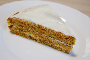 Beyaz tabakta ev yapımı havuçlu kek. Çok sığ bir tarla..